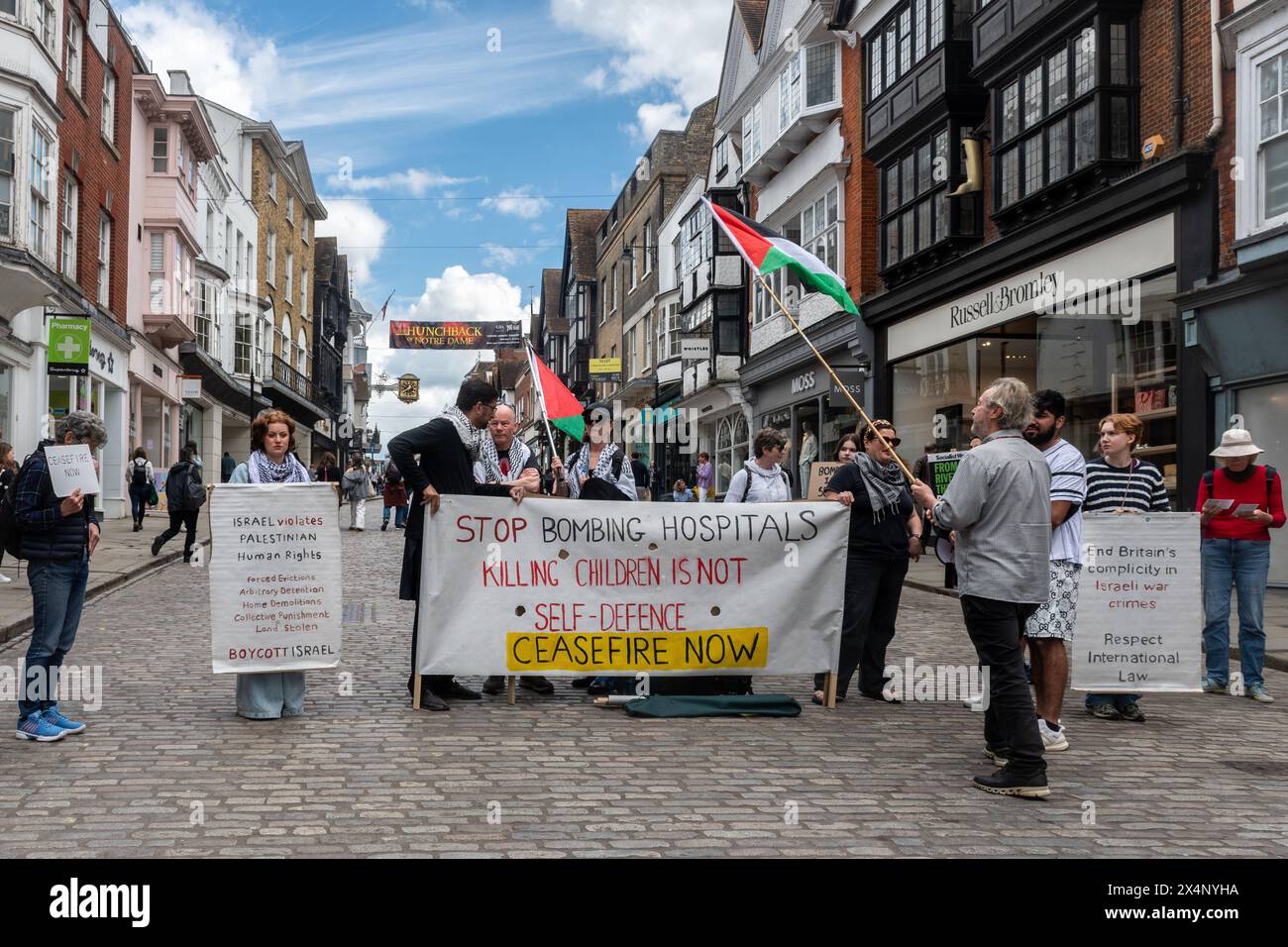 4 maggio 2024. Una piccola protesta pro-Palestina (pro-palestinese) ha avuto luogo oggi a Guildford High Street, Surrey, Inghilterra, Regno Unito. I manifestanti stanno protestando contro l'offensiva israeliana a Gaza, lanciata come rappresaglia per un attacco di Hamas il 7 ottobre 2023, che ha provocato la morte di molte migliaia di palestinesi. Foto Stock
