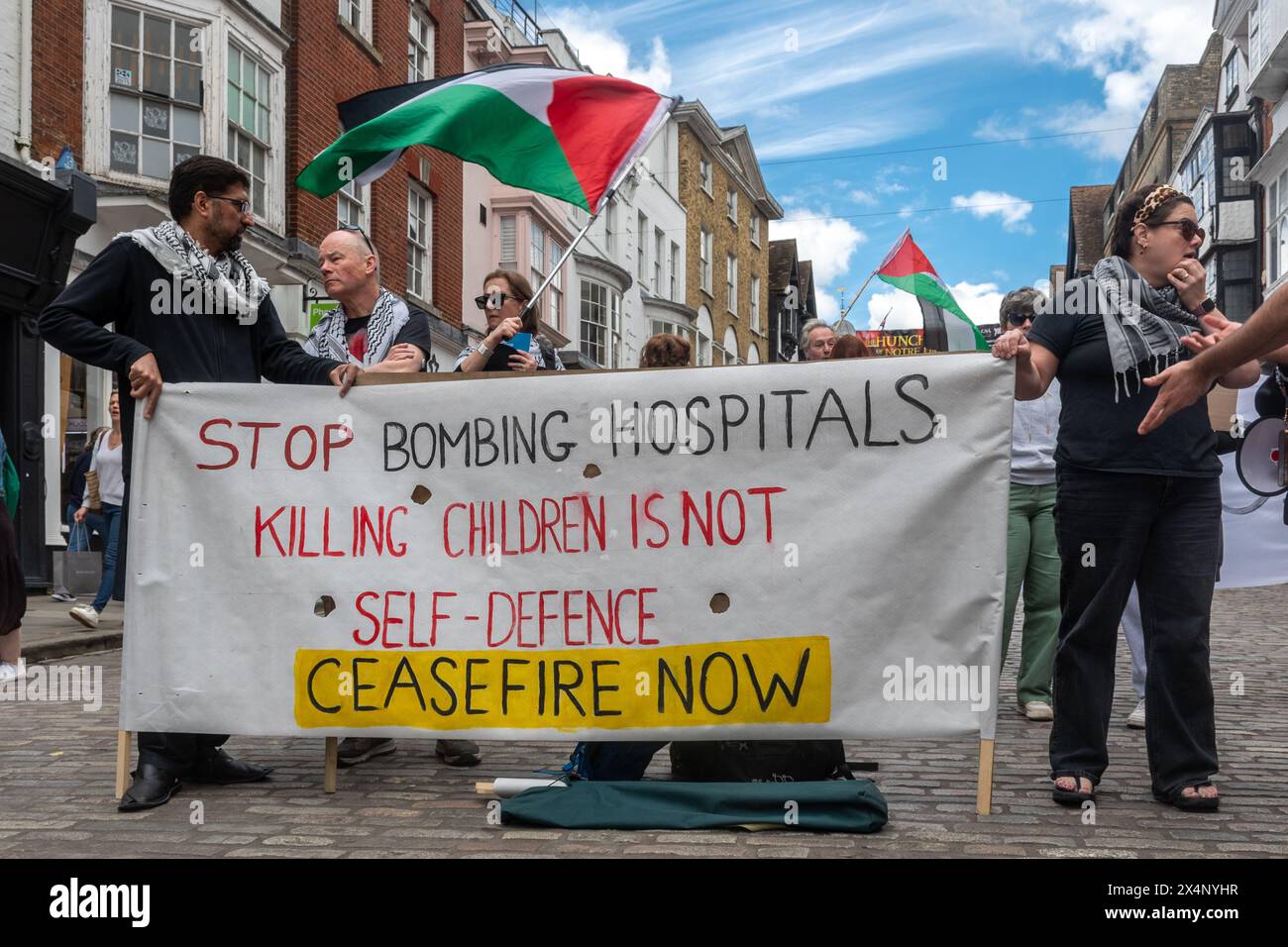 4 maggio 2024. Una piccola protesta pro-Palestina (pro-palestinese) ha avuto luogo oggi a Guildford High Street, Surrey, Inghilterra, Regno Unito. I manifestanti stanno protestando contro l'offensiva israeliana a Gaza, lanciata come rappresaglia per un attacco di Hamas il 7 ottobre 2023, che ha provocato la morte di molte migliaia di palestinesi. Vogliono cessare il fuoco adesso. Foto Stock