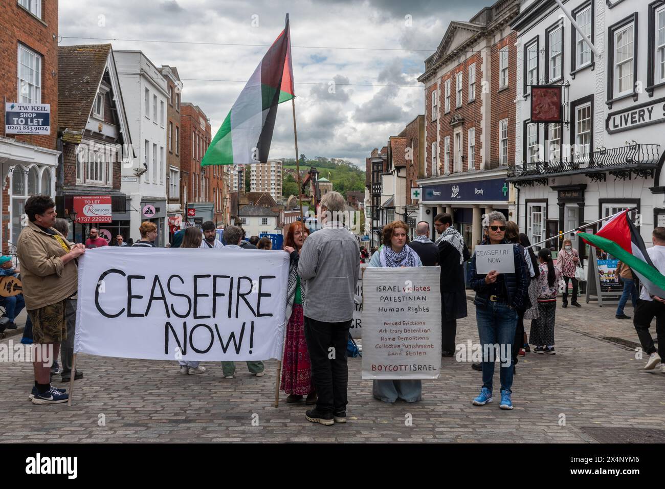 4 maggio 2024. Una piccola protesta pro-Palestina (pro-palestinese) ha avuto luogo oggi a Guildford High Street, Surrey, Inghilterra, Regno Unito. I manifestanti stanno protestando contro l'offensiva israeliana a Gaza, lanciata come rappresaglia per un attacco di Hamas il 7 ottobre 2023, che ha provocato la morte di molte migliaia di palestinesi. Vogliono cessare il fuoco adesso. Foto Stock