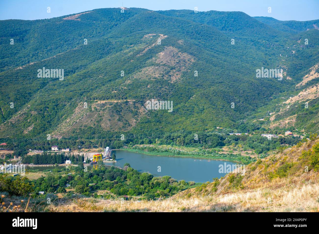 Bellezza incontaminata: Tranquille Green Mountains e Infinite Blue Foto Stock