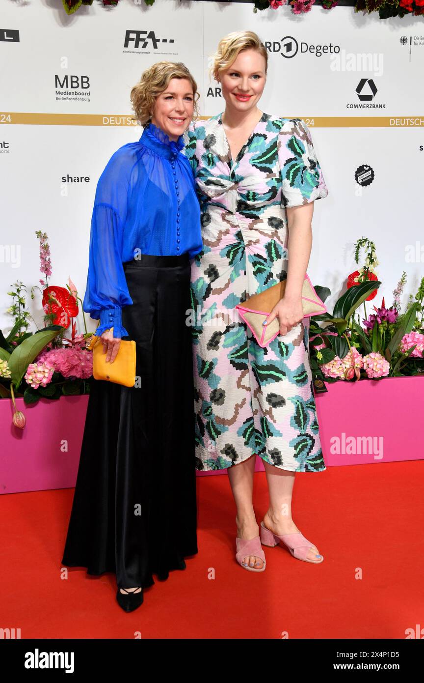 Brigitte Zeh und Franziska Weisz bei der 74. Verleihung des Deutschen Filmpreises 2024 im Theater am Potsdamer Platz. Berlino, 03.05.2024 Foto Stock