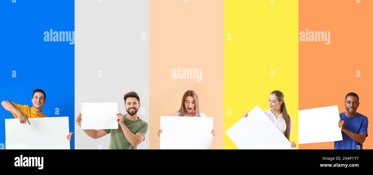 Gruppo di persone con poster vuoti su sfondo a colori Foto Stock