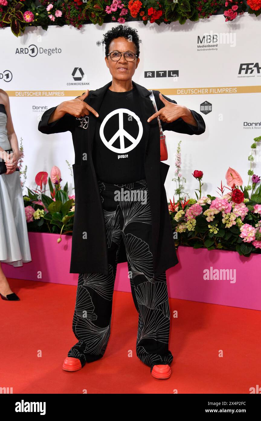 Mo Asumang bei der 74. Verleihung des Deutschen Filmpreises 2024 im Theater am Potsdamer Platz. Berlino, 03.05.2024 Foto Stock