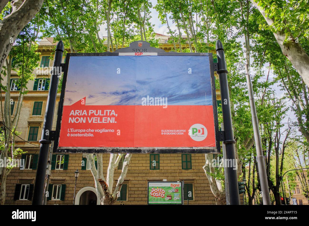 Roma, Italia. 3 maggio 2024. Un grande cartellone elettorale del partito politico italiano del Partito Democratico con gli slogan "aria pulita, non veleni” e "l'Europa che vogliamo è sostenibile” a Roma. (Credit Image: © Marcello Valeri/ZUMA Press Wire) SOLO PER USO EDITORIALE! Non per USO commerciale! Crediti: ZUMA Press, Inc./Alamy Live News Foto Stock