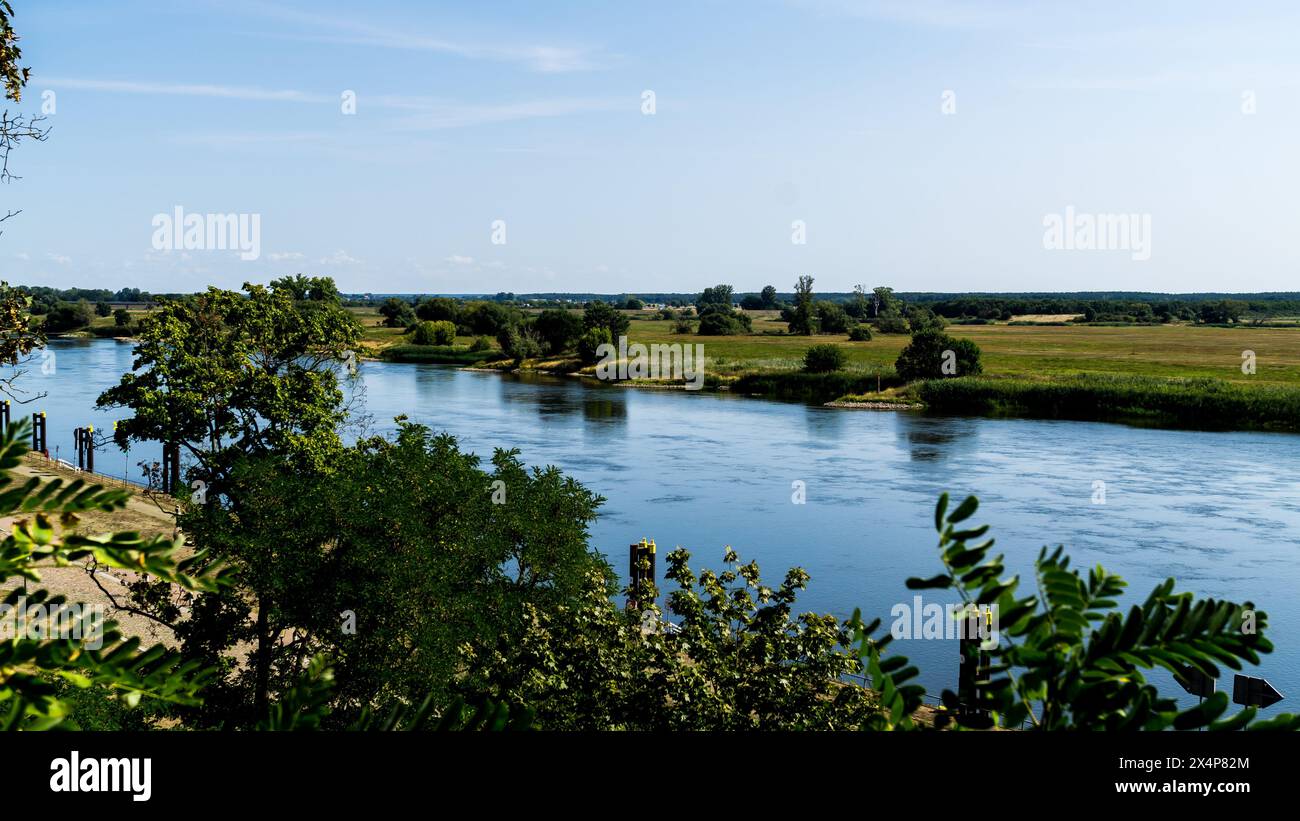 Paesaggio con prati e fiume Elba a Tangermünde Foto Stock