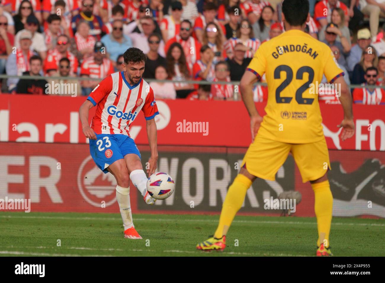 4 maggio 2024; Estadi Montilivi, Girona, Spagna, la Liga spagnola, Girona contro Barcellona; Ivan Martin Girona FC attraversa il box di Barcellona Foto Stock