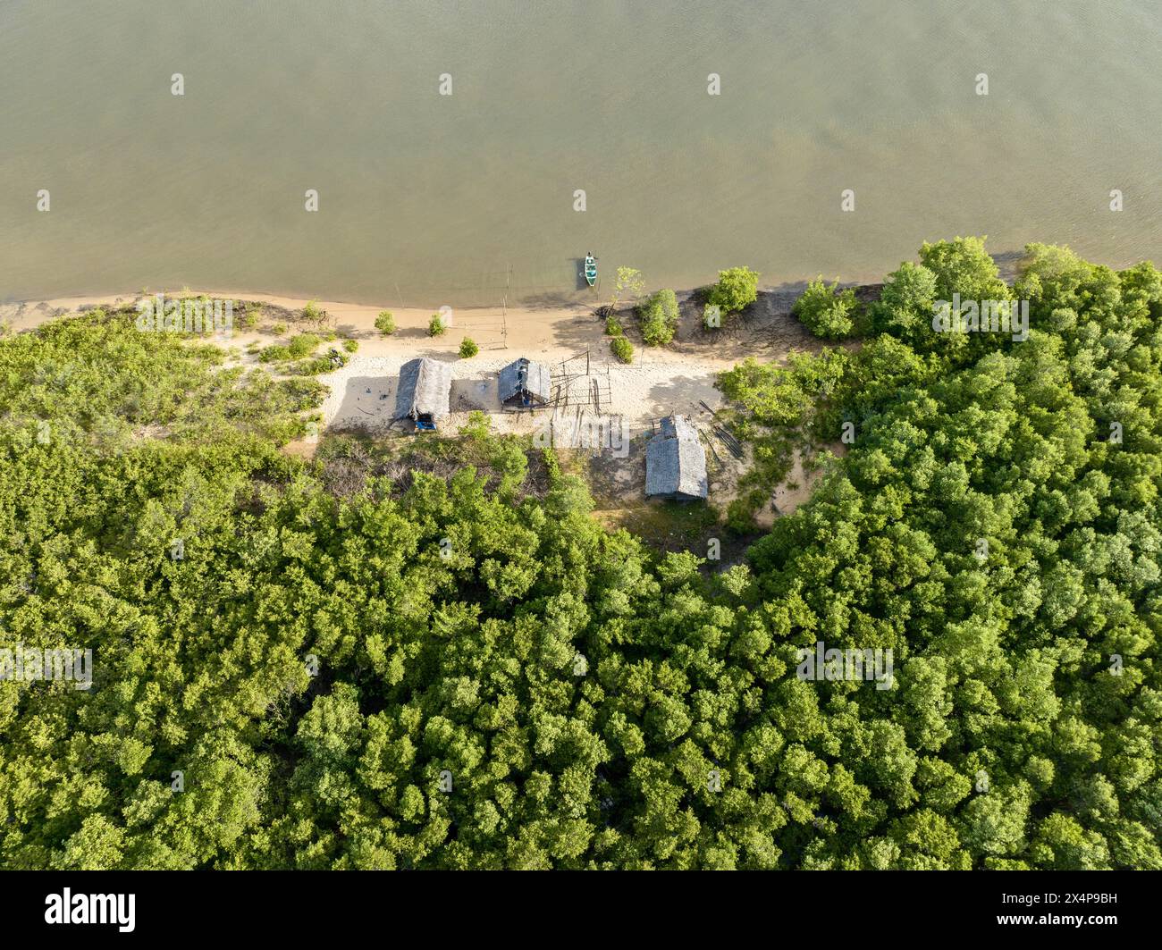 Vista aerea del Parque da Dunas - Ilha das Canarias, Brasile. Capanne sul Delta do Parnaíba e Delta das Americas. Natura lussureggiante e dune di sabbia. Barche Foto Stock