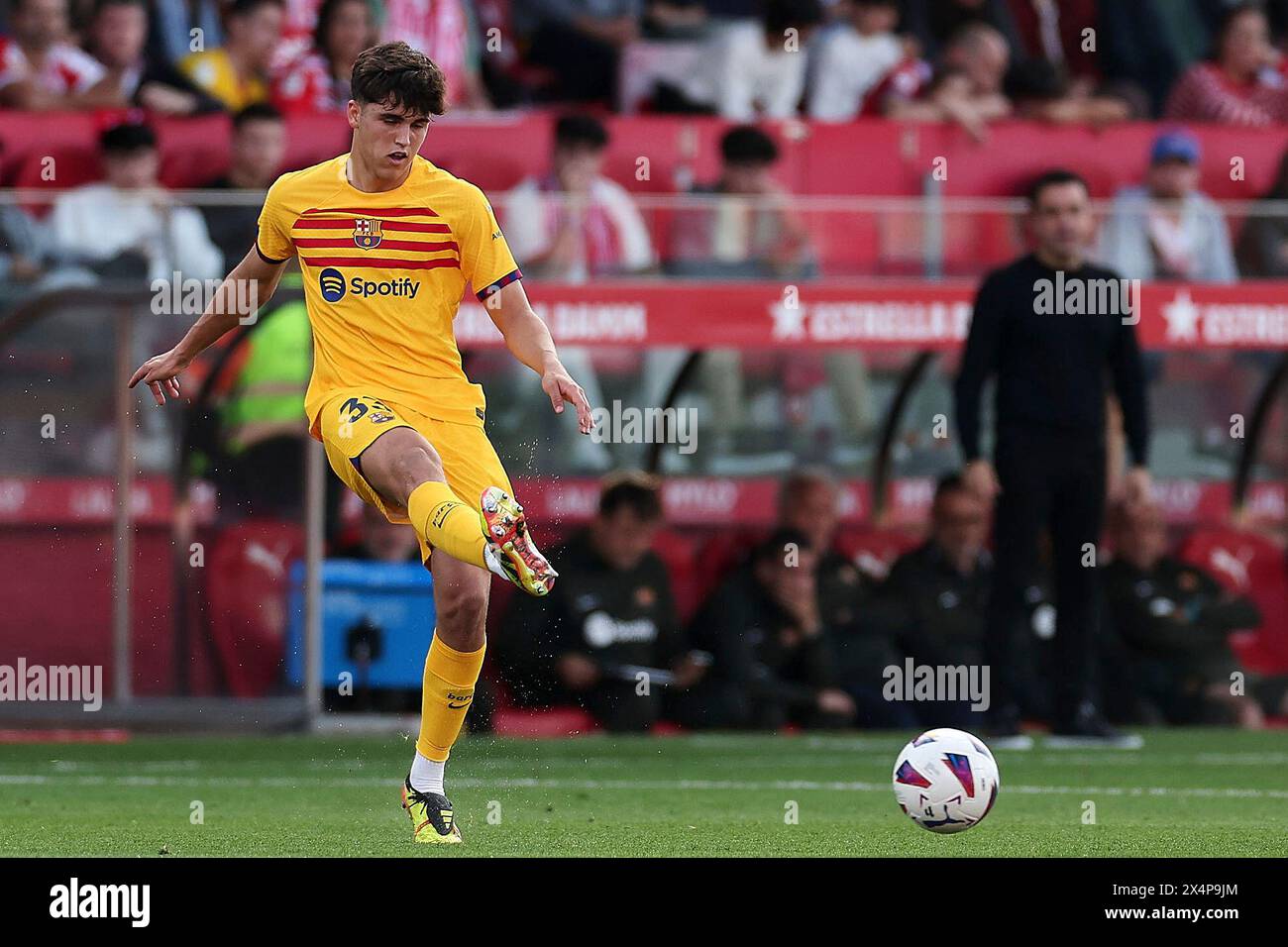Girona, Spagna. 4 maggio 2024. GIRONA, SPAGNA - 4 MAGGIO: Pau Cubarsi del FC Barcelona passa la palla durante la partita Liga EA Sports tra Girona FC e FC Barcelona all'Estadi Montilivi il 4 maggio 2024 a Girona, Spagna crediti: DAX Images/Alamy Live News Foto Stock