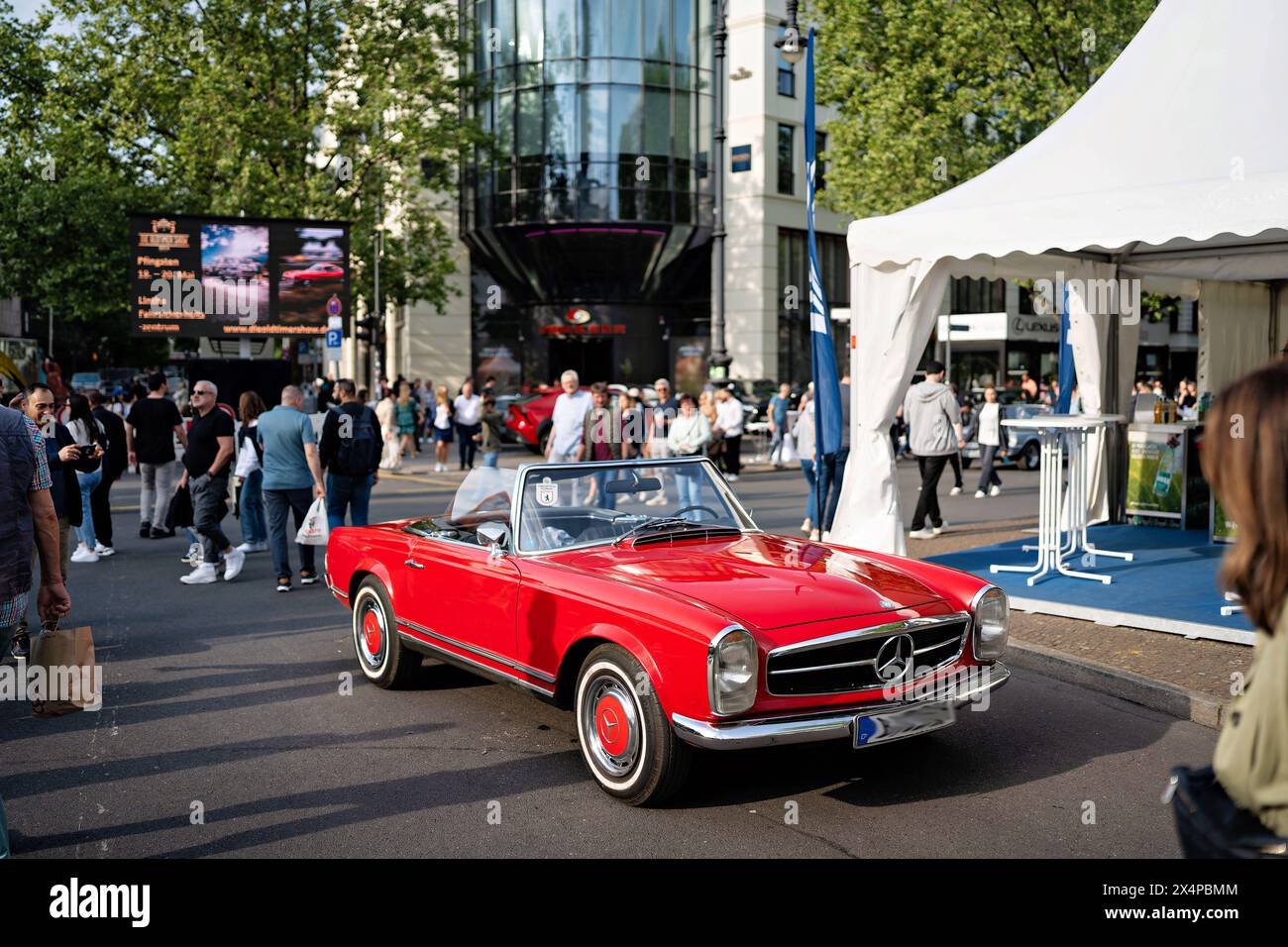 2024-05-04,Die Classic Days Berlin bieten mit der Präsentation von rund 2000 historischen Fahrzeugen die Gelegenheit, einige Klassiker der Automobilgeschichte zu sehen. Kurfürstendamm *** 2024 05 04,i Classic Days Berlin offrono l'opportunità di vedere alcuni classici della storia automobilistica con la presentazione di circa 2000 veicoli storici Kurfürstendamm Foto Stock