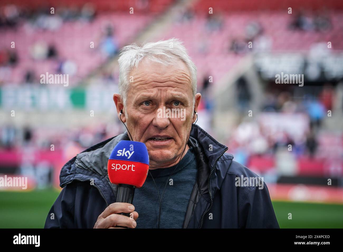 Fußball: 1. Bundesliga 2023 / 2024, 32. Spieltag, 1. FC Köln - SC Freiburg, Rhein-energie-Stadion Koeln: Freiburgs Trainer Christian Streich im Interview mit dem Pay-TV Sender Sky Sport Köln Rhein-energie-Stadion Deutschland *** Soccer 1 Bundesliga 2023 2024, Matchday 32, 1 FC Köln SC Freiburg, Rhein energie Stadion Cologne Freiburg coach Christian Streich in un'intervista con il canale pay TV Sky Sport Köln Rhein energie Stadion Germany Copyright: xJoeranxSteinsiekx Foto Stock