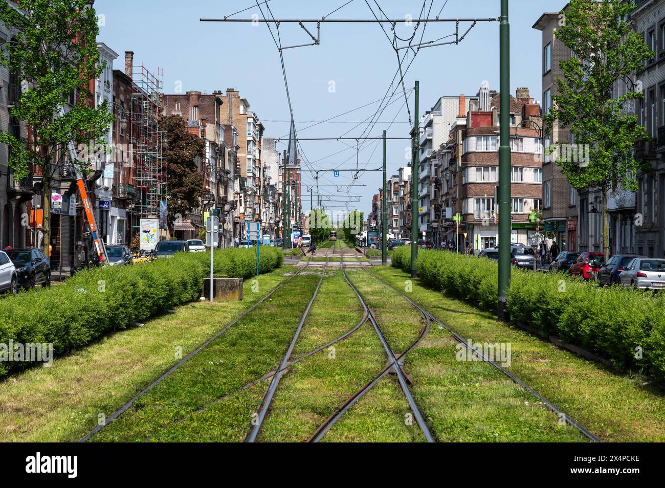 Jette, regione di Bruxelles-capitale, Belgio - 1° maggio 2024 - binari urbani del tram verso il centro della città Foto Stock