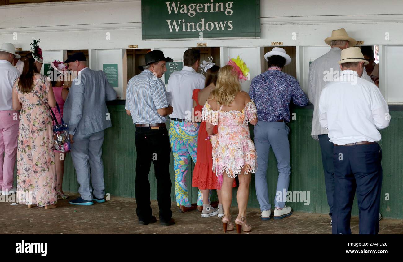 Louisville, Stati Uniti. 4 maggio 2024. Gli appassionati di corse piazzano le loro scommesse prima della 150a corsa del Kentucky Derby a Churchill Downs sabato 4 maggio 2024 a Louisville, Kentucky. Foto di John Sommers II/UPI credito: UPI/Alamy Live News Foto Stock