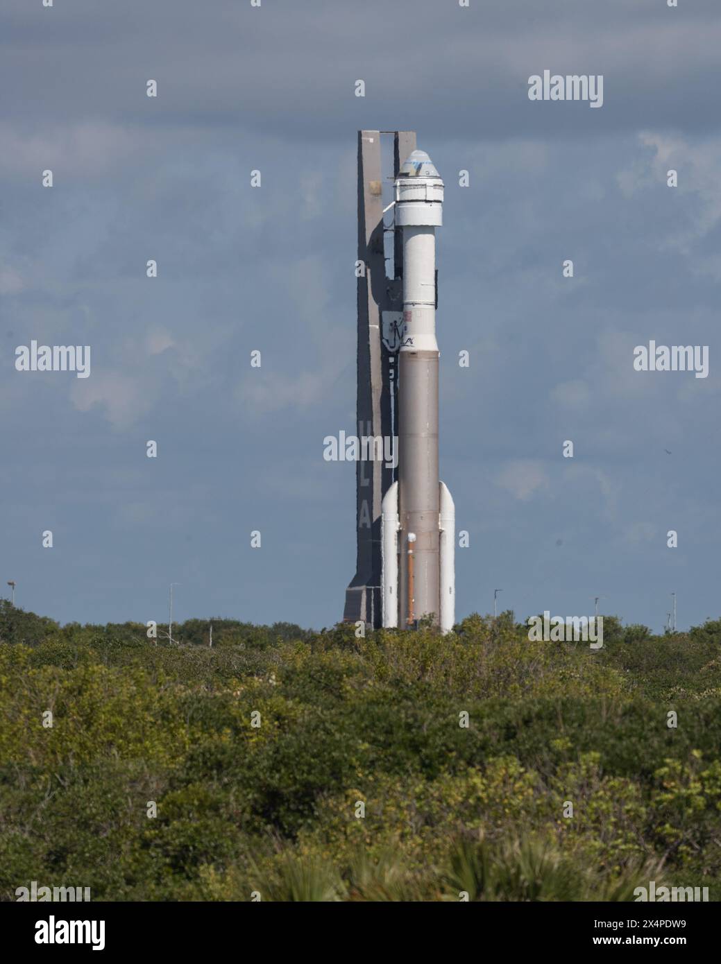 Cape Canaveral, Stati Uniti. 4 maggio 2024. Alle 10:13 ULA United Launch Alliance Atlas V iniziò il viaggio verso la rampa di lancio SLC-41 dal VIF con il primo test di volo con equipaggio della capsula Starliner Calypso della Boeing per gli astronauti della NASA Barry Wilmore e Suni Williams a Cape Canaveral, Brevard County, Florida, USA il 4 maggio 2024. (Foto di Scott Schilke/Sipa USA) credito: SIPA USA/Alamy Live News Foto Stock Cape Canaveral, Stati Uniti. 4 maggio 2024. Alle 10:13 ULA United Launch Alliance Atlas V iniziò il viaggio verso la rampa di lancio SLC-41 dal VIF con il primo test di volo con equipaggio della capsula Starliner Calypso della Boeing per gli astronauti della NASA Barry Wilmore e Suni Williams a Cape Canaveral, Brevard County, Florida, USA il 4 maggio 2024. (Foto di Scott Schilke/Sipa USA) credito: SIPA USA/Alamy Live News Foto Stock