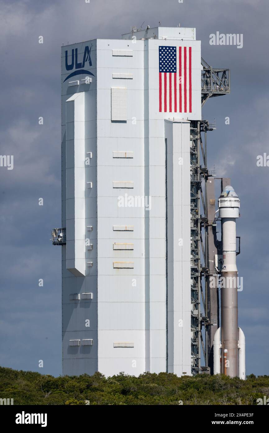 Cape Canaveral, Stati Uniti. 4 maggio 2024. Alle 10:13 ULA United Launch Alliance Atlas V iniziò il viaggio verso la rampa di lancio SLC-41 dal VIF con il primo test di volo con equipaggio della capsula Starliner Calypso della Boeing per gli astronauti della NASA Barry Wilmore e Suni Williams a Cape Canaveral, Brevard County, Florida, USA il 4 maggio 2024. (Foto di Scott Schilke/Sipa USA) credito: SIPA USA/Alamy Live News Foto Stock Cape Canaveral, Stati Uniti. 4 maggio 2024. Alle 10:13 ULA United Launch Alliance Atlas V iniziò il viaggio verso la rampa di lancio SLC-41 dal VIF con il primo test di volo con equipaggio della capsula Starliner Calypso della Boeing per gli astronauti della NASA Barry Wilmore e Suni Williams a Cape Canaveral, Brevard County, Florida, USA il 4 maggio 2024. (Foto di Scott Schilke/Sipa USA) credito: SIPA USA/Alamy Live News Foto Stock