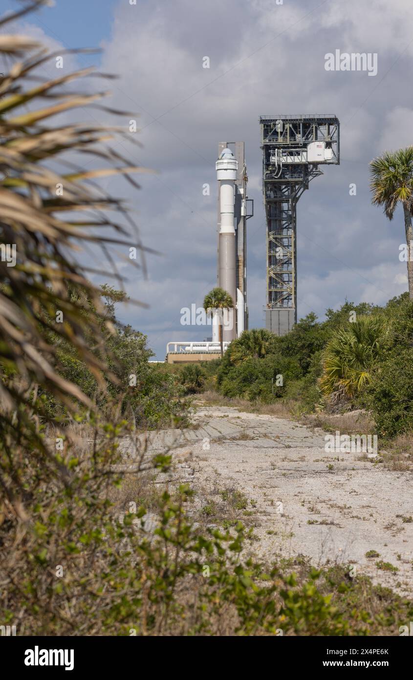 Cape Canaveral, Stati Uniti. 4 maggio 2024. Alle 10:13 ULA United Launch Alliance Atlas V iniziò il viaggio verso la rampa di lancio SLC-41 dal VIF con il primo test di volo con equipaggio della capsula Starliner Calypso della Boeing per gli astronauti della NASA Barry Wilmore e Suni Williams a Cape Canaveral, Brevard County, Florida, USA il 4 maggio 2024. (Foto di Scott Schilke/Sipa USA) credito: SIPA USA/Alamy Live News Foto Stock Cape Canaveral, Stati Uniti. 4 maggio 2024. Alle 10:13 ULA United Launch Alliance Atlas V iniziò il viaggio verso la rampa di lancio SLC-41 dal VIF con il primo test di volo con equipaggio della capsula Starliner Calypso della Boeing per gli astronauti della NASA Barry Wilmore e Suni Williams a Cape Canaveral, Brevard County, Florida, USA il 4 maggio 2024. (Foto di Scott Schilke/Sipa USA) credito: SIPA USA/Alamy Live News Foto Stock