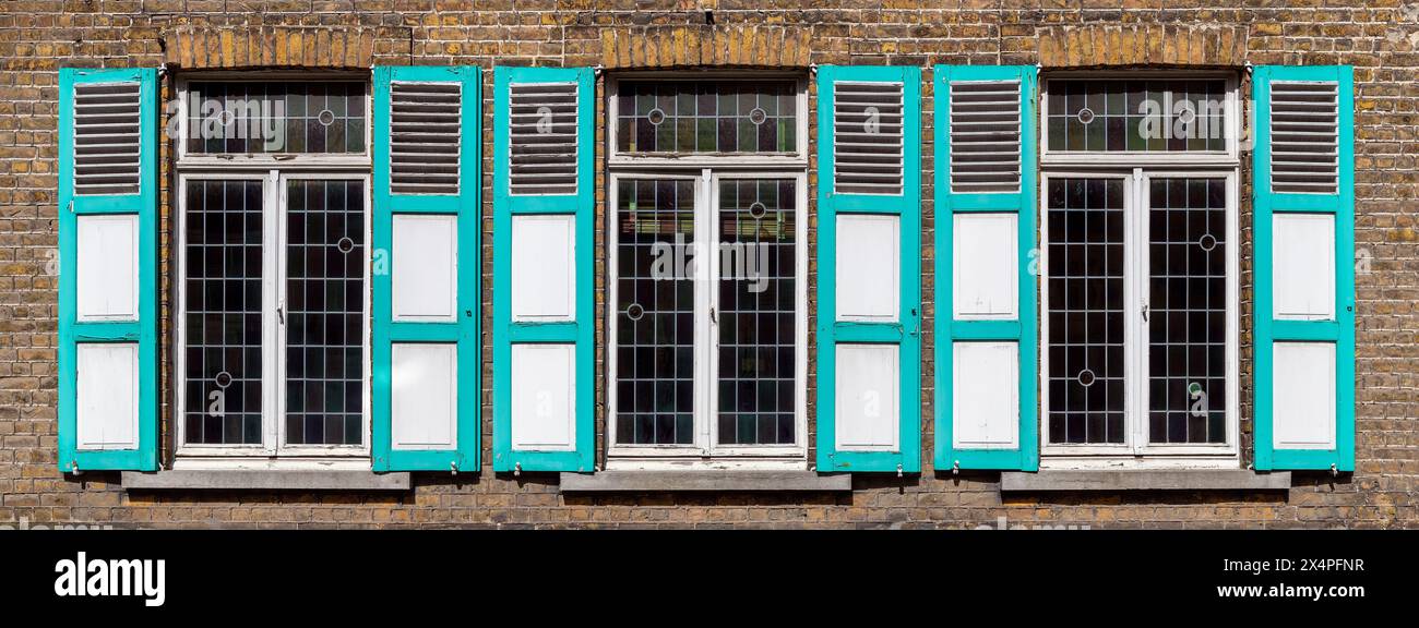 Persiane tradizionali in legno fiammingo dai colori turchesi, Gistel, regione di Bruges, Fiandre occidentali, Belgio. Foto Stock