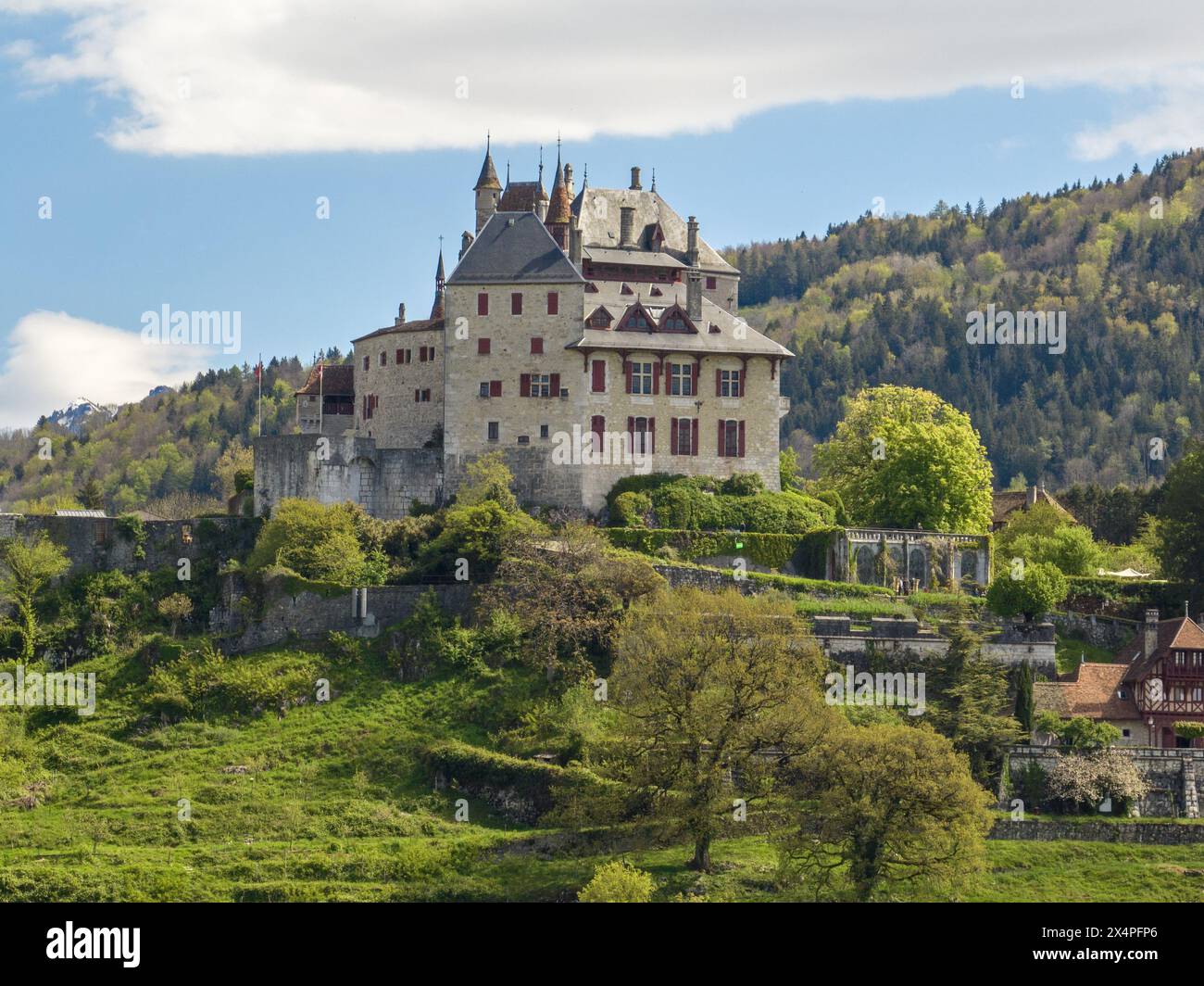 La vista aerea dello Chateau de Menthon è un castello medievale situato nel comune di Menthon-Saint-Bernard. Lago di Annecy e montagne. Francia Foto Stock