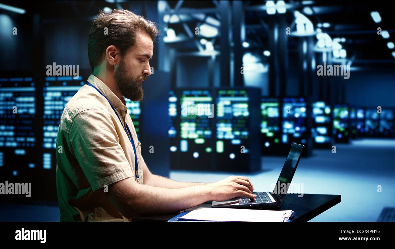 Esperto che esegue test diagnostici e utility di controllo degli errori per individuare e risolvere i problemi software. Ingegnere che monitora i sistemi critici, controlla i malfunzionamenti Foto Stock