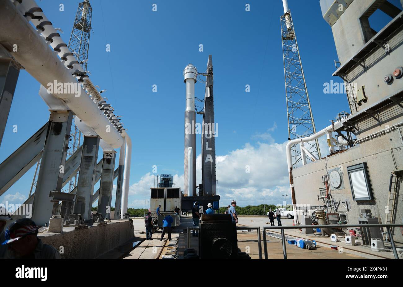 Cape Canaveral, Stati Uniti d'America. 4 maggio 2024. La navicella spaziale Boeing Starliner sulla sommità del razzo ULA Atlas V viene portata allo Space Launch Complex-41 presso la Cape Canaveral Space Force Station, il 4 maggio 2024, a Cape Canaveral, Florida. Starliner dovrebbe lanciare il 6 maggio sul primo test di volo con equipaggio umano che trasporta gli astronauti Butch Wilmore e Suni Williams alla stazione spaziale Internazionale. Crediti: Joel Kowsky/NASA Photo/Alamy Live News Foto Stock