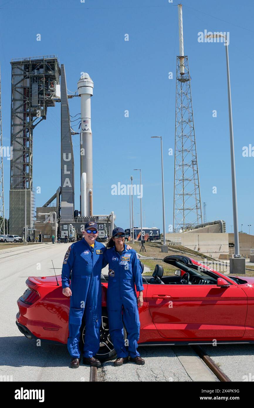 Cape Canaveral, Stati Uniti d'America. 4 maggio 2024. Gli astronauti della NASA Butch Wilmore, Left, e Suni Williams posano insieme dopo che la navicella spaziale Boeing Starliner sulla sommità del razzo ULA Atlas V fu portata allo Space Launch Complex-41 presso la Cape Canaveral Space Force Station, il 4 maggio 2024, a Cape Canaveral, Florida. Starliner dovrebbe lanciare il 6 maggio sul primo test di volo con equipaggio umano che trasporta gli astronauti Butch Wilmore e Suni Williams alla stazione spaziale Internazionale. Crediti: Joel Kowsky/NASA Photo/Alamy Live News Foto Stock