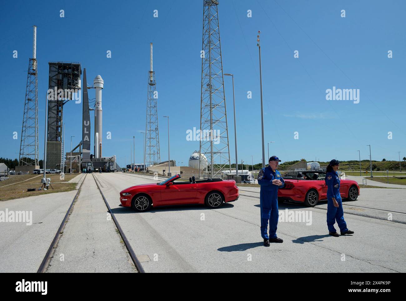 Cape Canaveral, Stati Uniti d'America. 4 maggio 2024. Gli astronauti della NASA Butch Wilmore, Left, e Suni Williams posano insieme dopo che la navicella spaziale Boeing Starliner sulla sommità del razzo ULA Atlas V fu portata allo Space Launch Complex-41 presso la Cape Canaveral Space Force Station, il 4 maggio 2024, a Cape Canaveral, Florida. Starliner dovrebbe lanciare il 6 maggio sul primo test di volo con equipaggio umano che trasporta gli astronauti Butch Wilmore e Suni Williams alla stazione spaziale Internazionale. Crediti: Joel Kowsky/NASA Photo/Alamy Live News Foto Stock
