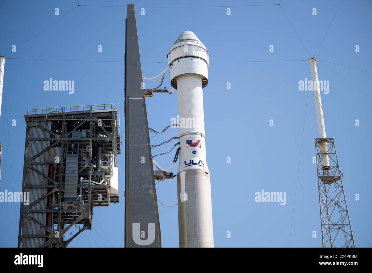 Cape Canaveral, Stati Uniti d'America. 4 maggio 2024. La navicella spaziale Boeing Starliner sulla sommità del razzo ULA Atlas V viene portata allo Space Launch Complex-41 presso la Cape Canaveral Space Force Station, il 4 maggio 2024, a Cape Canaveral, Florida. Starliner dovrebbe lanciare il 6 maggio sul primo test di volo con equipaggio umano che trasporta gli astronauti Butch Wilmore e Suni Williams alla stazione spaziale Internazionale. Crediti: Joel Kowsky/NASA Photo/Alamy Live News Foto Stock