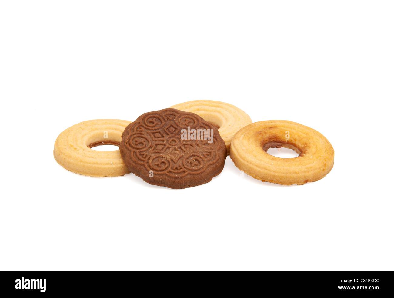 Biscotti al latte a forma di anello rotondo e un biscotto al cioccolato rotondo. Muffin per il tè su sfondo bianco. Foto Stock
