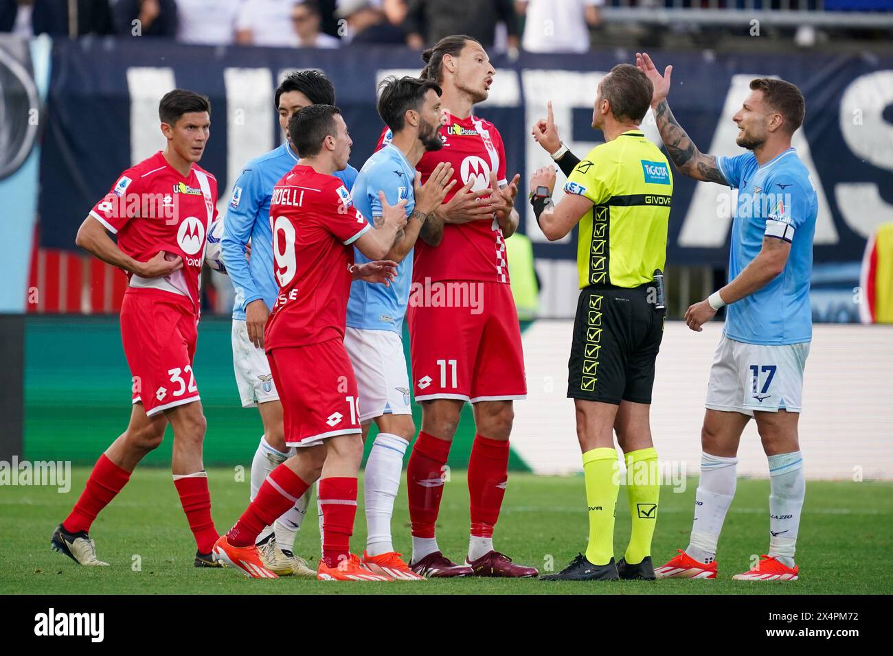 Monza, Italia. 4 maggio 2024. Luca Pairetto, arbitro, Milan Djuric, durante l'AC Monza contro la SS Lazio, serie A, allo stadio U-Power. Crediti: Alessio Morgese/Alessio Morgese/Emage/Alamy live news Foto Stock