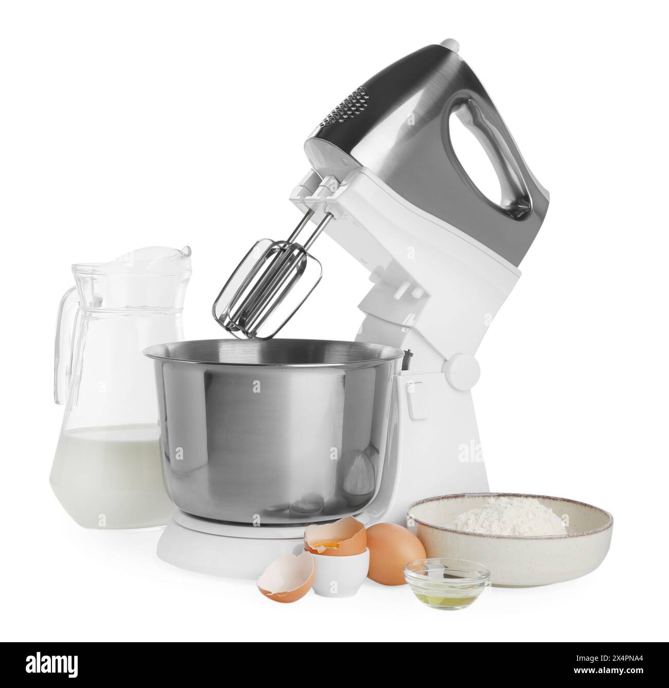 Stendere il mixer e diversi ingredienti per l'impasto isolato su bianco Foto Stock
