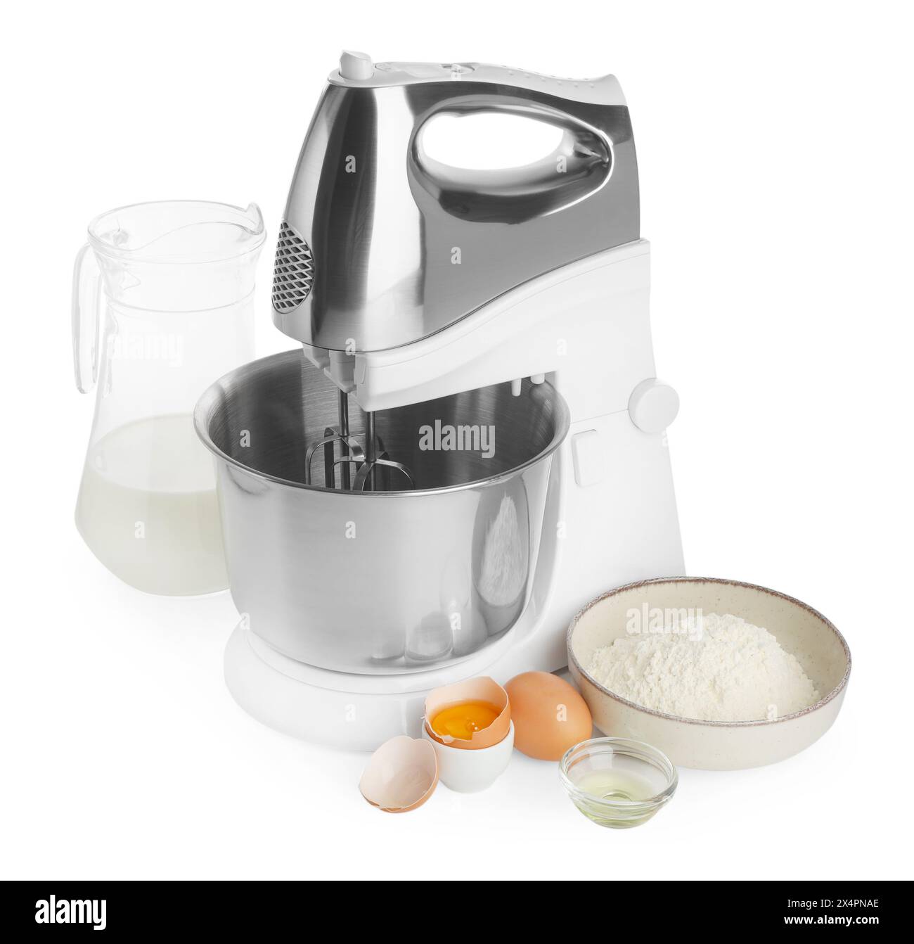 Stendere il mixer e diversi ingredienti per l'impasto isolato su bianco Foto Stock