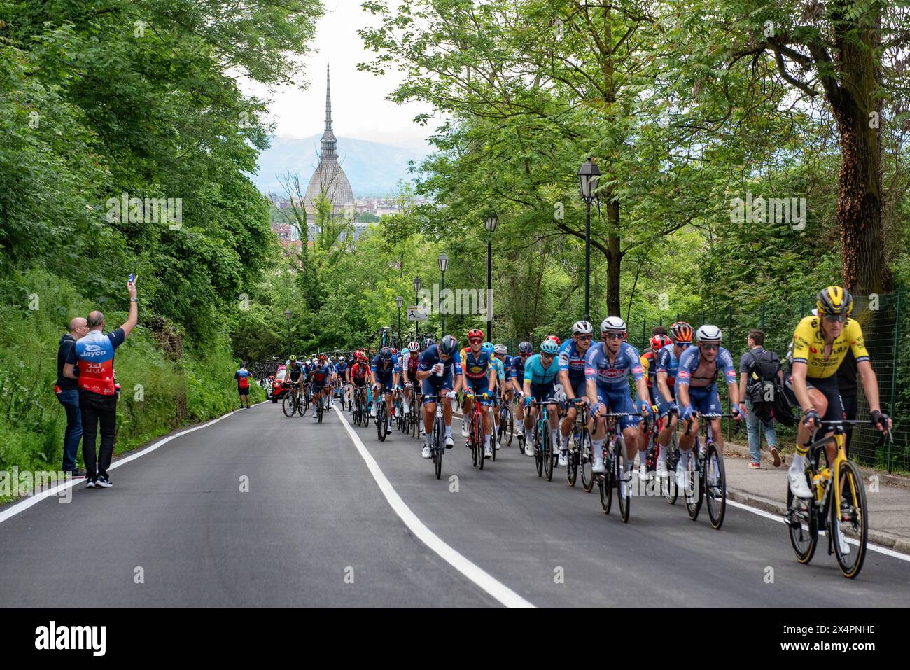 Torino, Torino, Italia. 4 maggio 2024. Vista del gruppo con la città di Torino e la Mole Antonelliana sullo sfondo (immagine di credito: © Matteo Secci/ZUMA Press Wire) SOLO USO EDITORIALE! Non per USO commerciale! Foto Stock