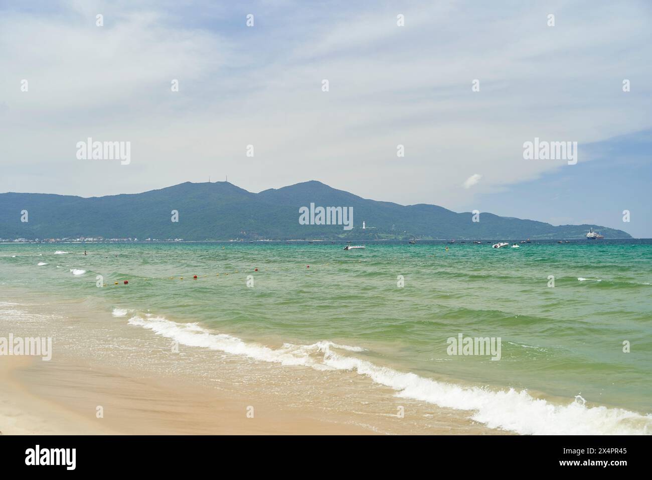 Vista della spiaggia centrale della città di da Nang e della penisola di Son tra. Foto Stock