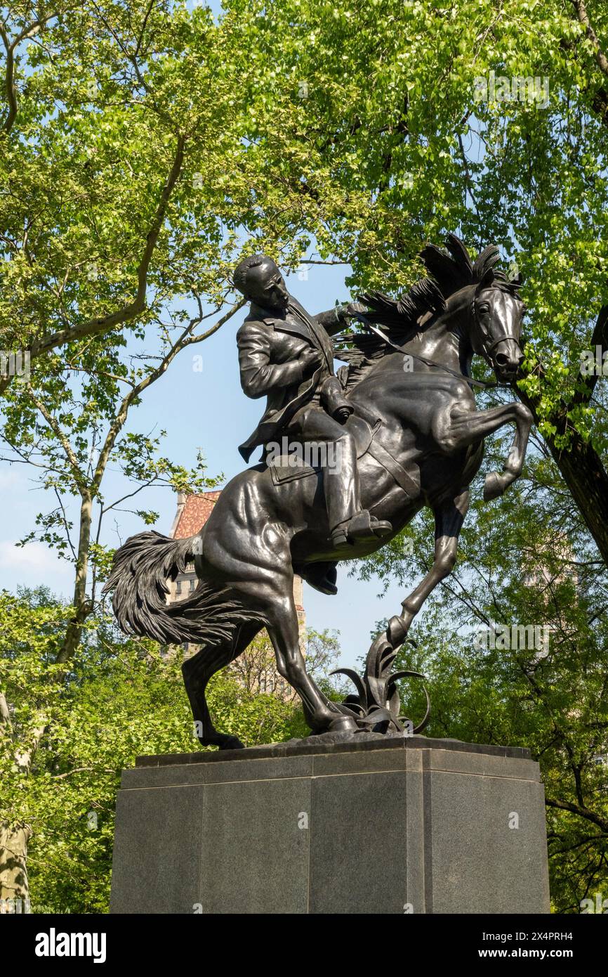 La statua di Jose Marti è un tributo equestre a un patriota cubano, Central Park South, 2024, New York City, USA Foto Stock