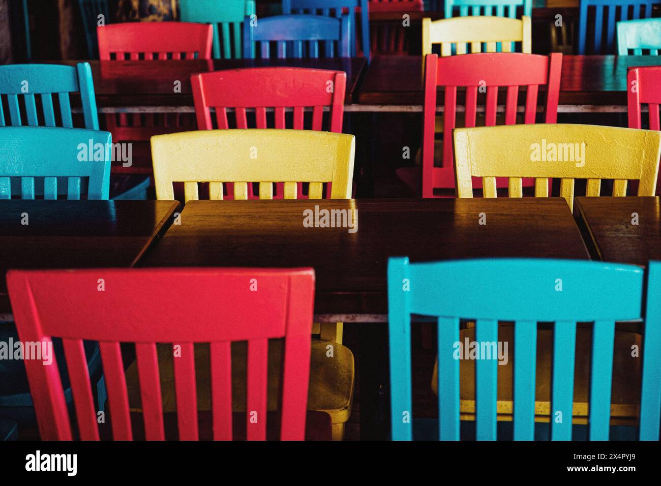 Colorate sedie a sdraio allineate ai tavoli del ristorante senza clienti al Pompano Joe's Beach bar e ristorante a Miramar Beach, Destin Florida, USA. Foto Stock