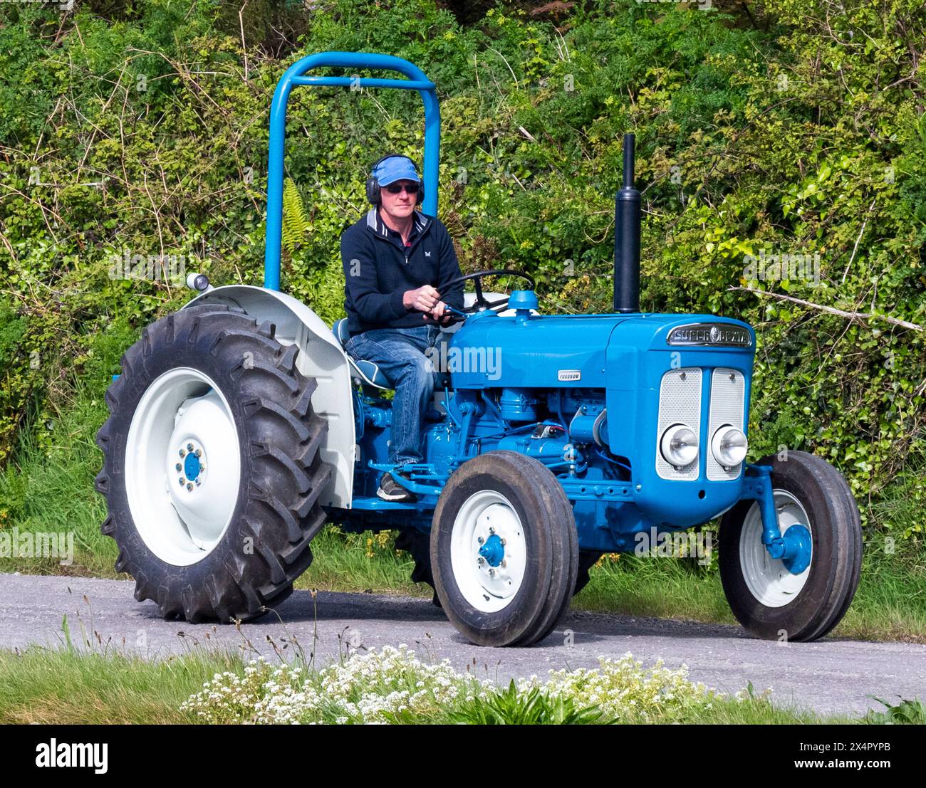 Uomo alla guida di un trattore Fordson Super Dexta Foto Stock