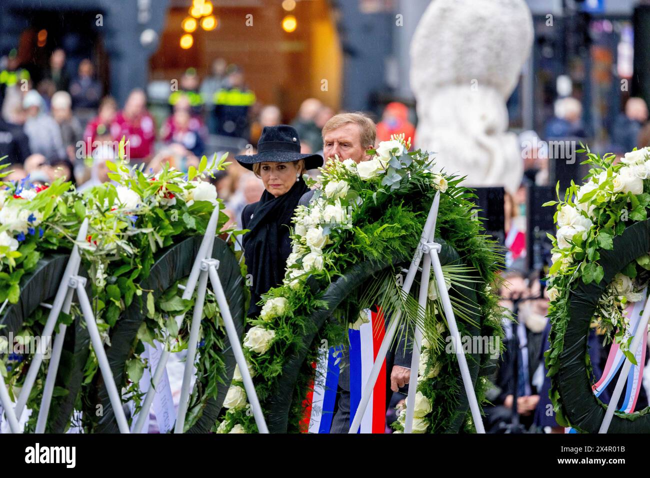 Amsterdam, Niederlande. 4 maggio 2024. Re Willem-Alexander e la regina Maxima dei Paesi Bassi presso il monumento nazionale in Piazza Dam ad Amsterdam, il 4 maggio 2024, per partecipare alla cerimonia di commemorazione nazionale crediti: Albert Nieboer/Netherlands OUT/Point de Vue OUT/dpa/Alamy Live News Foto Stock