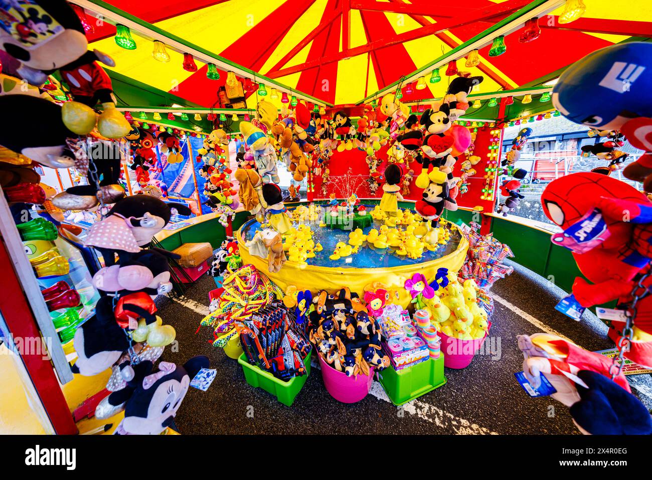 Assisti a una partita di anatre in una fiera di divertimenti durante il festival "Obby 'Oss", un evento popolare annuale del May Day a Padstow, una città costiera nella Cornovaglia settentrionale, in Inghilterra Foto Stock