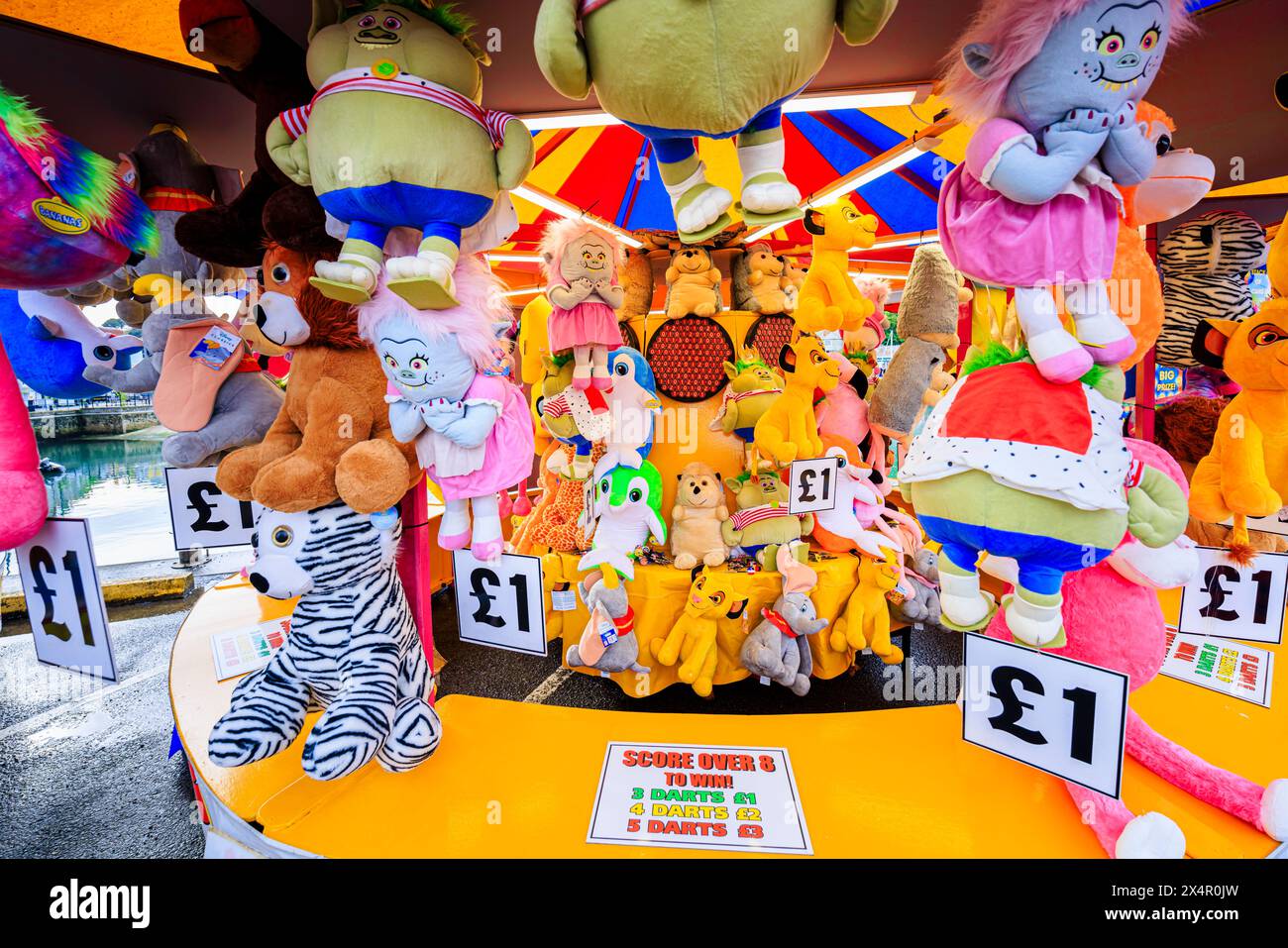 Coccolati giocattoli in occasione di una fiera di divertimenti durante il festival 'Obby' Oss, un evento popolare annuale del maggio a Padstow, una città costiera nella Cornovaglia settentrionale, in Inghilterra Foto Stock