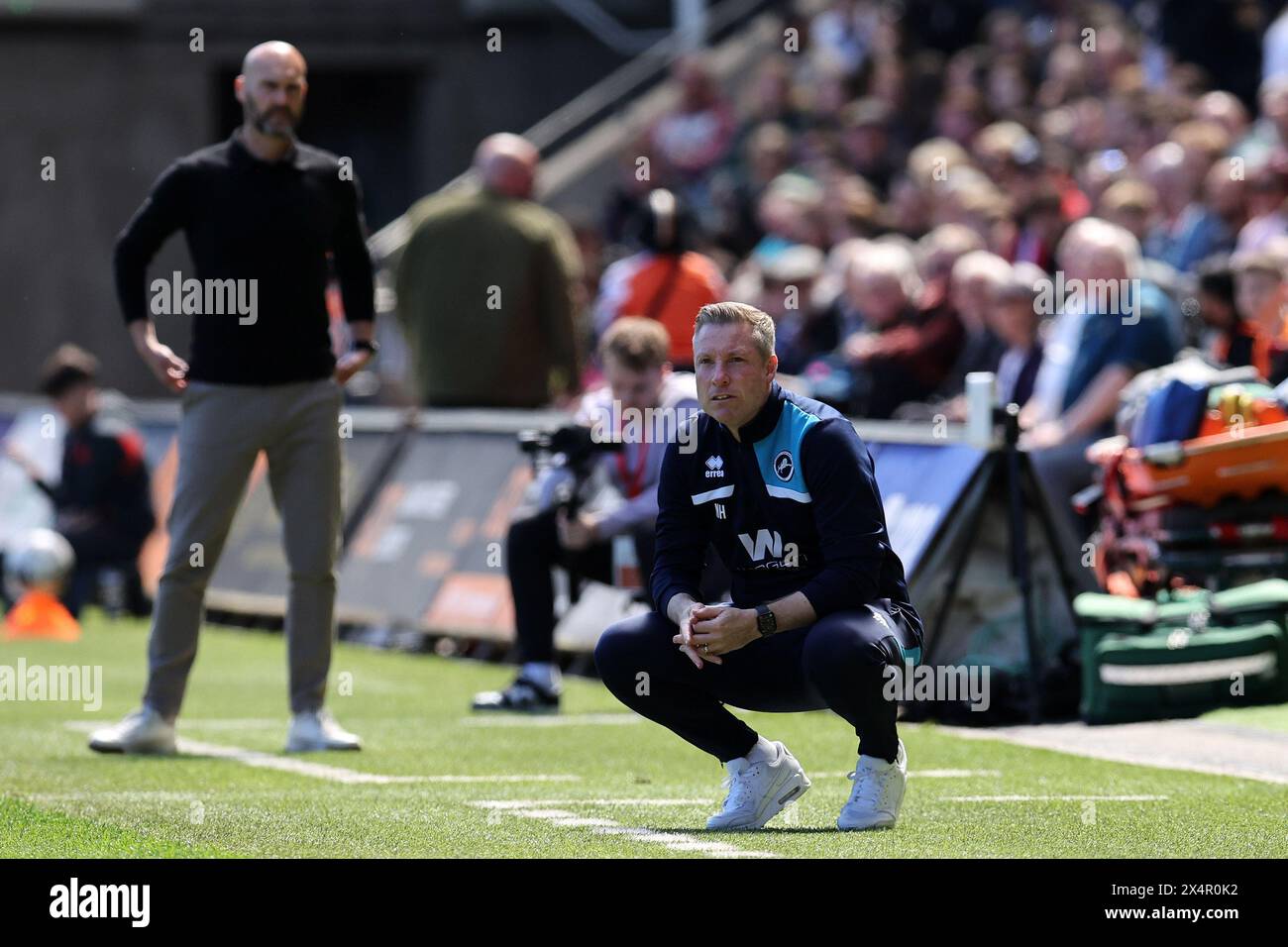 Swansea, Regno Unito. 4 maggio 2024. Neil Harris, capo-allenatore/manager di Millwall e Luke Williams, capo-allenatore/manager di Swansea City (l) guardano durante la partita. Partita del campionato EFL Skybet, Swansea City contro Millwall allo Stadio Swansea.com di Swansea, Galles, sabato 4 maggio 2024. Questa immagine può essere utilizzata solo per scopi editoriali. Solo per uso editoriale, foto di Andrew Orchard/Andrew Orchard fotografia sportiva/Alamy Live news credito: Andrew Orchard fotografia sportiva/Alamy Live News Foto Stock