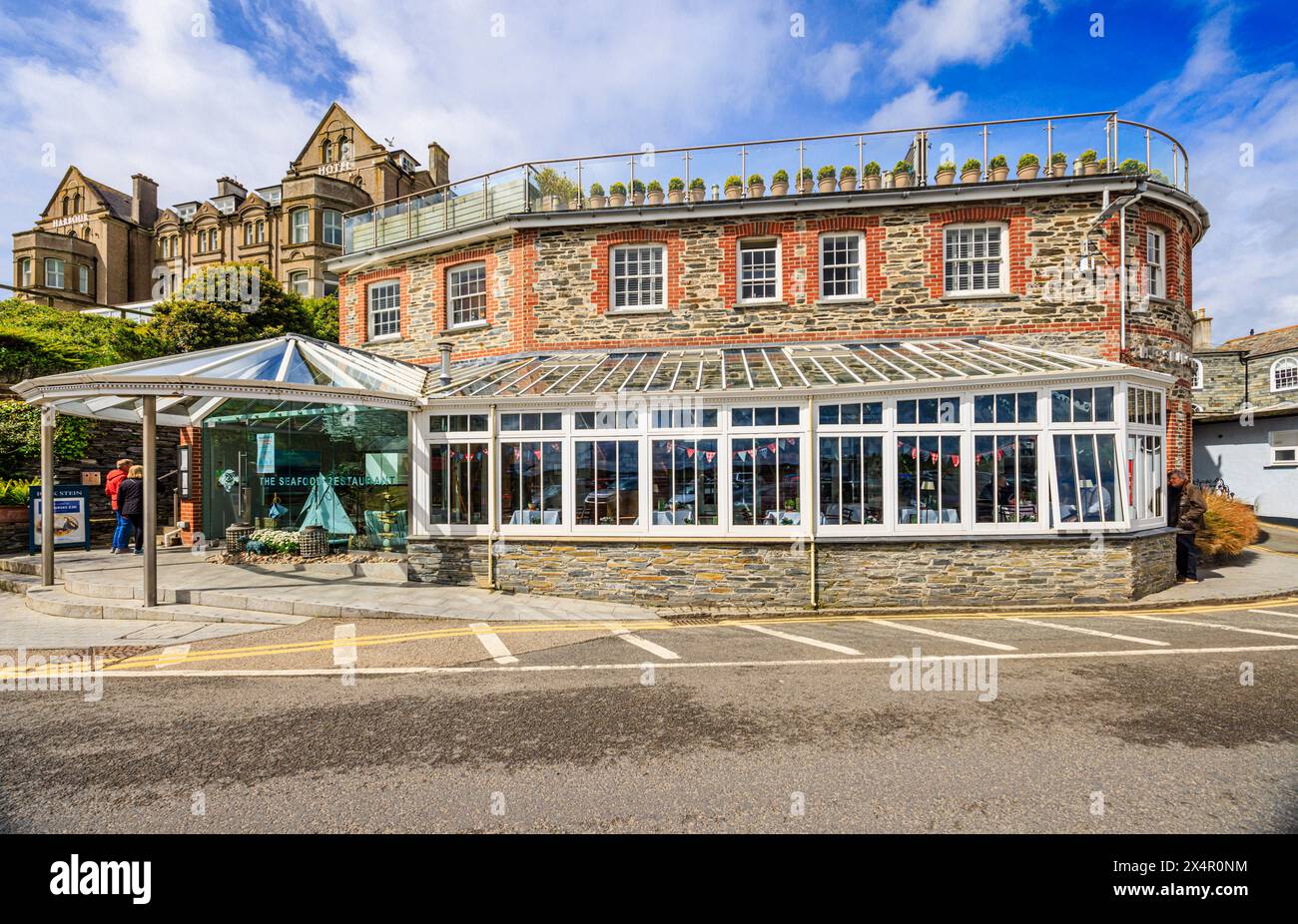 L'esterno del ristorante di pesce, uno stabilimento Rick Stein a Padstow, un grazioso villaggio costiero sulla costa settentrionale della Cornovaglia, Inghilterra Foto Stock