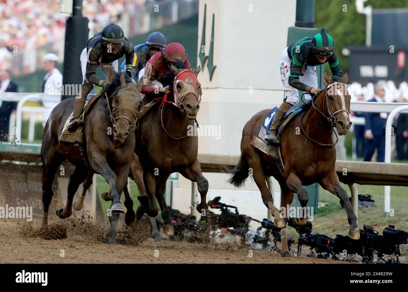 Louisville, Stati Uniti. 4 maggio 2024. Mystic Dan con il fantino Brian Hernandez (R) vince la 150a corsa del Kentucky Derby a Churchill Downs sabato 4 maggio 2024 a Louisville, Kentucky. Foto di John Sommers II/UPI credito: UPI/Alamy Live News Foto Stock