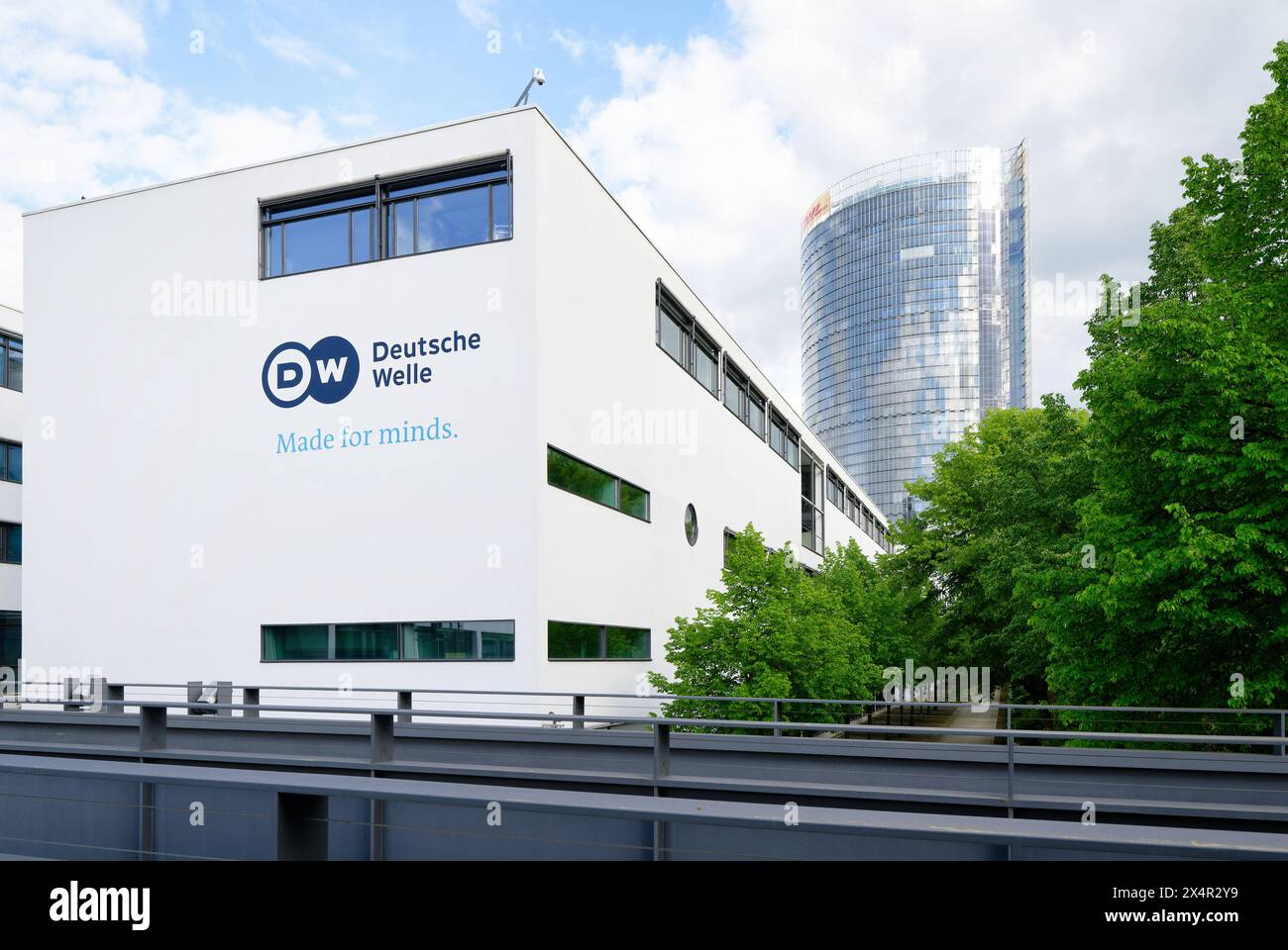 Bonn, Germania 3 maggio 2024: Originariamente progettato come edificio per uffici parlamentari ora sede della DW Deutsche Welle a Bonn Foto Stock