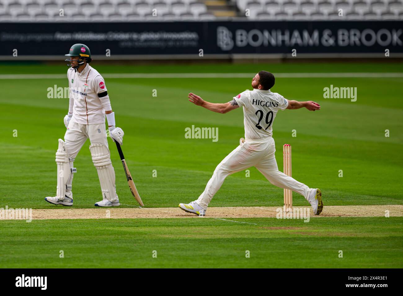 LONDRA, REGNO UNITO. 4 maggio, 24. Ryan Higgins di Middlesex (a destra) in azione durante il giorno 2 del Vitality County Championship Middlesex contro Leicestershire al Lord's Cricket Ground sabato 4 maggio 2024 a LONDRA IN INGHILTERRA. Crediti: Taka Wu/Alamy Live News Foto Stock