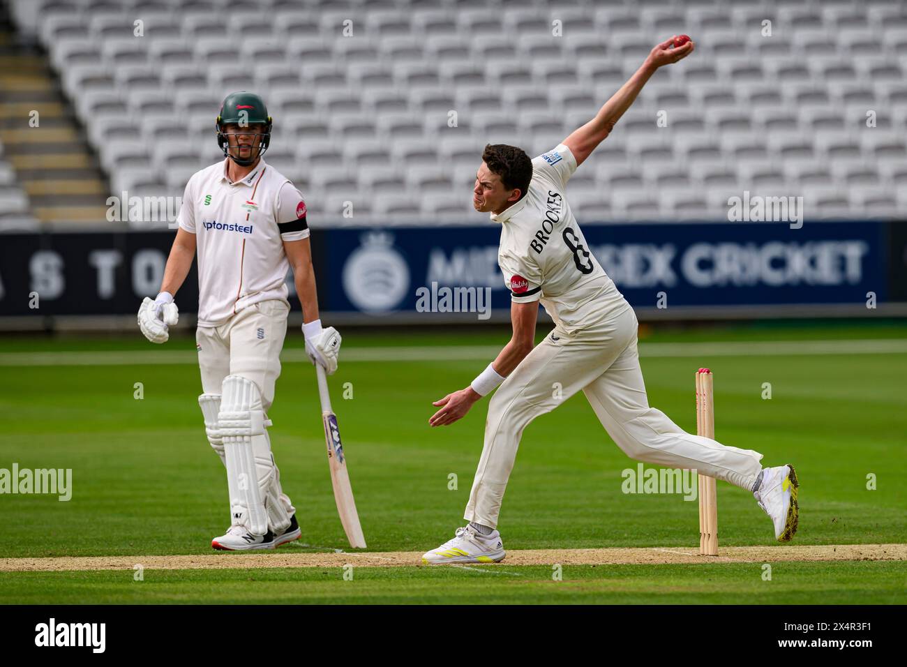 LONDRA, REGNO UNITO. 4 maggio, 24. Henry Brookes di Middlesex (a destra) in azione durante il giorno 2 del Vitality County Championship Middlesex contro Leicestershire al Lord's Cricket Ground sabato 4 maggio 2024 a LONDRA IN INGHILTERRA. Crediti: Taka Wu/Alamy Live News Foto Stock