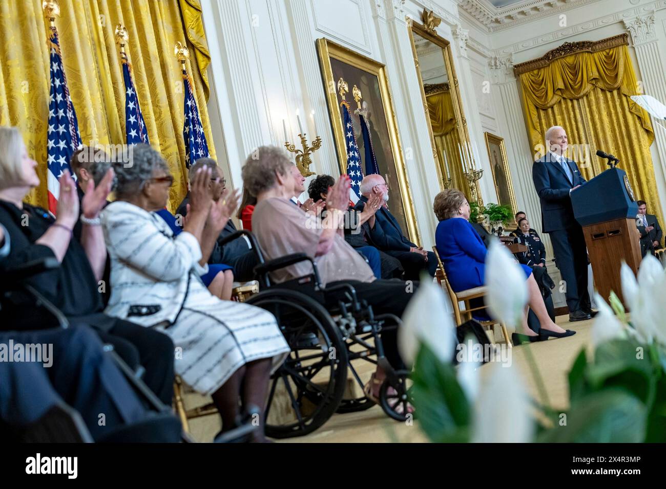 Washington, Stati Uniti d'America. 3 maggio 2024. Washington, Stati Uniti d'America. 3 maggio 2024. U. Il presidente Joe Biden, pronuncia le sue osservazioni prima di presentare la Medaglia presidenziale della libertà durante la cerimonia di premiazione presso la East Room della Casa Bianca, il 3 maggio 2024 a Washington DC la Medaglia presidenziale della libertà è il più alto riconoscimento civile della nazione. Crediti: Adam Schultz/White House Photo/Alamy Live News Foto Stock