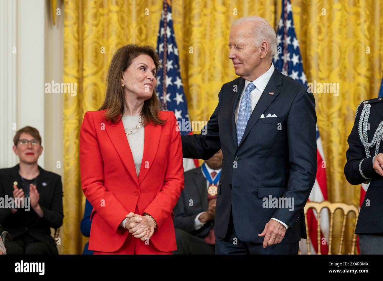Washington, Stati Uniti d'America. 3 maggio 2024. Washington, Stati Uniti d'America. 3 maggio 2024. U. Il presidente Joe Biden, presenta postumo la Medaglia presidenziale della libertà all'ex senatore del New Jersey Frank Lautenberg, accettando a suo nome la figlia Bonnie Lautenberg, per suo padre durante la cerimonia di premiazione presso la East Room della Casa Bianca, il 3 maggio 2024 a Washington, DC la Presidential Medal of Freedom è la più alta onorificenza civile della nazione. Crediti: Cameron Smith/White House Photo/Alamy Live News Foto Stock