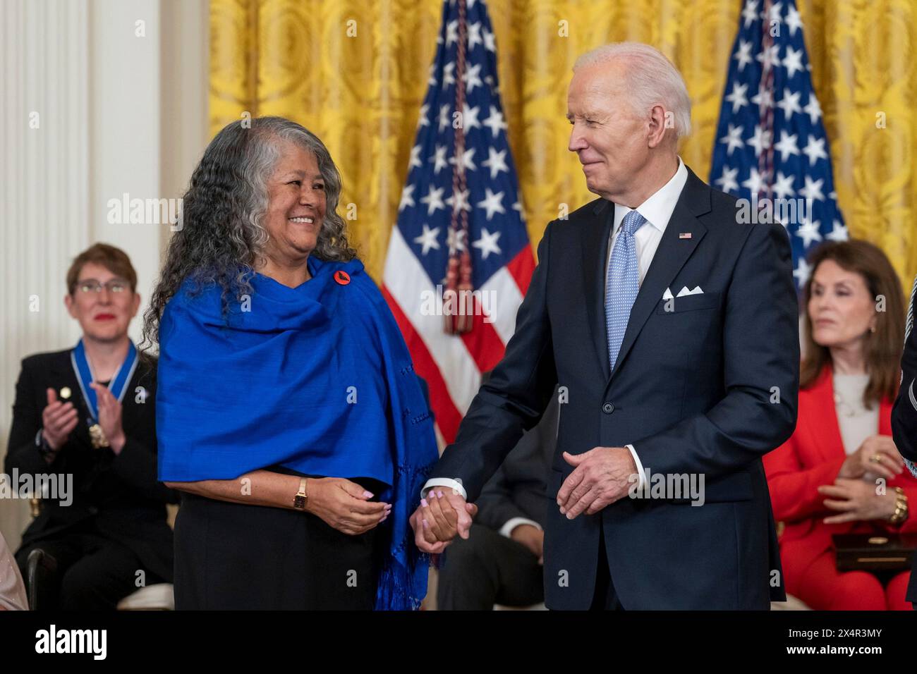 Washington, Stati Uniti d'America. 3 maggio 2024. Washington, Stati Uniti d'America. 3 maggio 2024. U. Il presidente Joe Biden, presenta la Presidential Medal of Freedom al presidente United Farm Workers, Teresa Romero, durante la cerimonia di premiazione presso la East Room della Casa Bianca, 3 maggio 2024 a Washington DC la Presidential Medal of Freedom è il più alto riconoscimento civile della nazione. Crediti: Cameron Smith/White House Photo/Alamy Live News Foto Stock