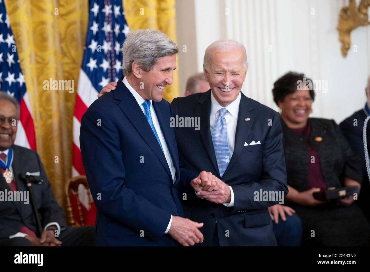Washington, Stati Uniti d'America. 3 maggio 2024. Washington, Stati Uniti d'America. 3 maggio 2024. U. Il Presidente Joe Biden, presenta la Medaglia presidenziale della libertà all'ex Segretario di Stato John Kerry, a sinistra, durante la cerimonia di premiazione presso la East Room della Casa Bianca, il 3 maggio 2024 a Washington DC la Medaglia presidenziale della libertà è il più alto riconoscimento civile della nazione. Crediti: Erin Scott/White House Photo/Alamy Live News Foto Stock