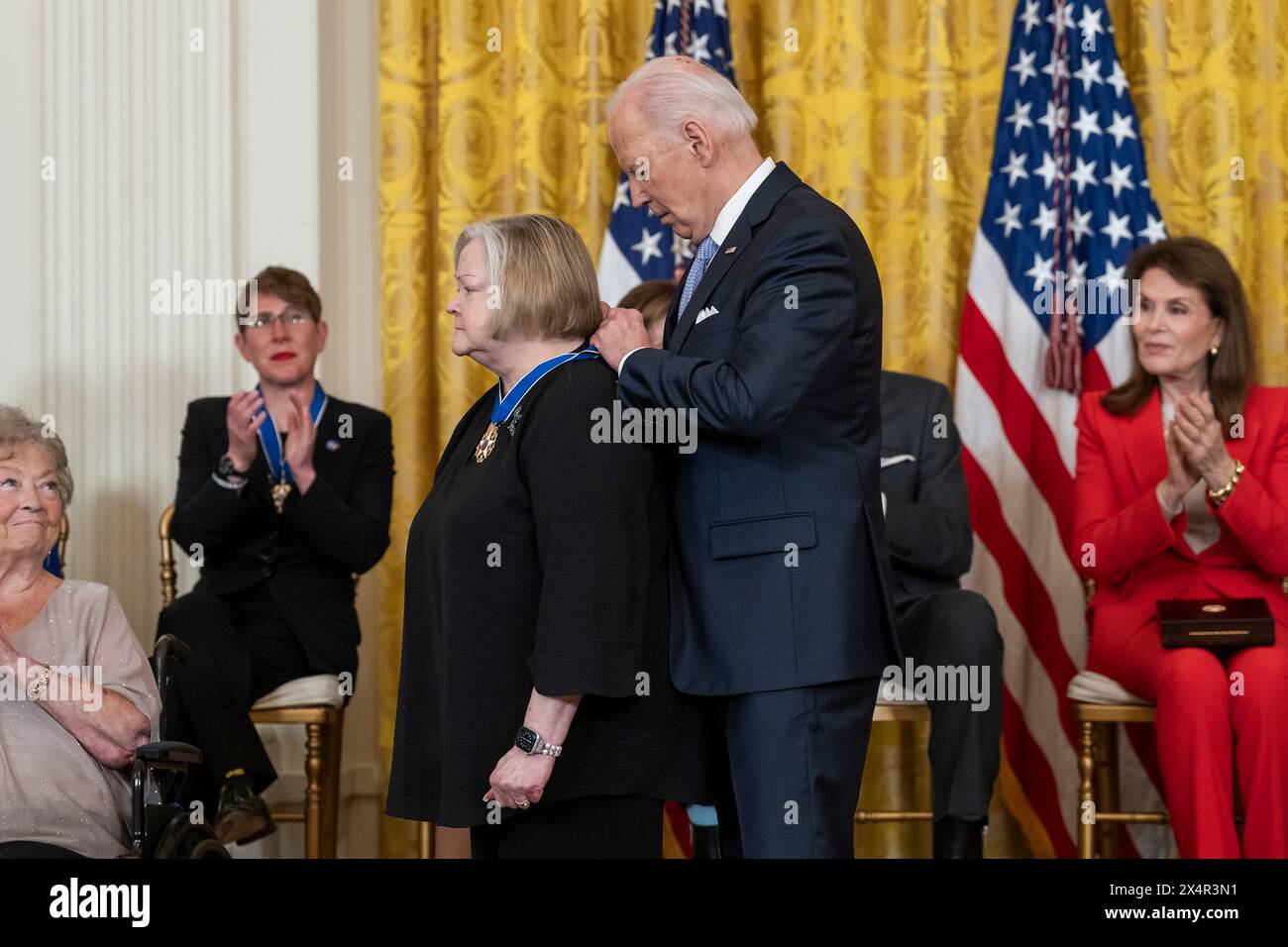 Washington, Stati Uniti d'America. 3 maggio 2024. Washington, Stati Uniti d'America. 3 maggio 2024. U. Il presidente Joe Biden, presenta la Medaglia presidenziale della libertà a Judy Shepard, co-fondatrice della Matthew Shephard Foundation, durante la cerimonia di premiazione presso la East Room della Casa Bianca, 3 maggio 2024 a Washington DC la Medaglia presidenziale della libertà è il più alto riconoscimento civile della nazione. Crediti: Cameron Smith/White House Photo/Alamy Live News Foto Stock