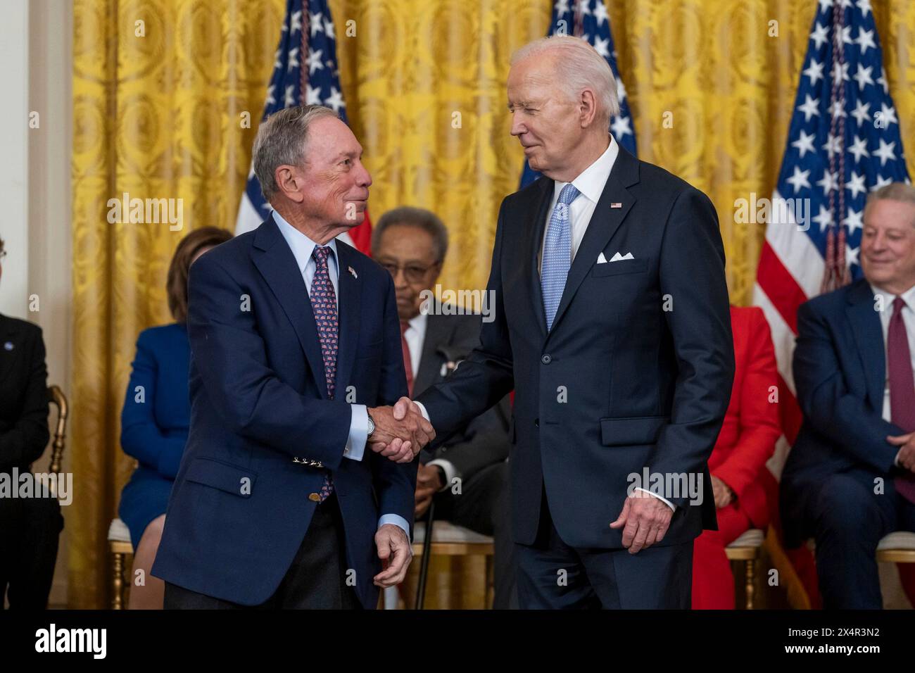 Washington, Stati Uniti d'America. 3 maggio 2024. Washington, Stati Uniti d'America. 3 maggio 2024. U. Il presidente Joe Biden, presenta la Medaglia presidenziale della libertà al miliardario ed ex New York City Michael Bloomberg, Left, durante la cerimonia di premiazione presso la East Room della Casa Bianca, 3 maggio 2024 a Washington DC la Medaglia presidenziale della libertà è il più alto riconoscimento civile della nazione. Crediti: Cameron Smith/White House Photo/Alamy Live News Foto Stock